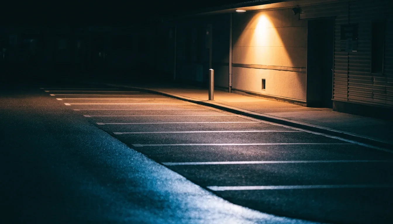 Parkfläche mit markierten Stellplätzen in der Nähe des Seestern bei Nacht