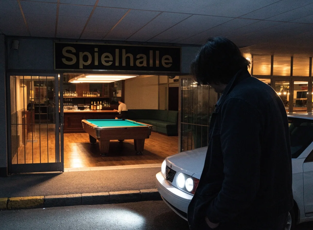 Billardtisch mit Kugeln im Barbereich der Spielhalle