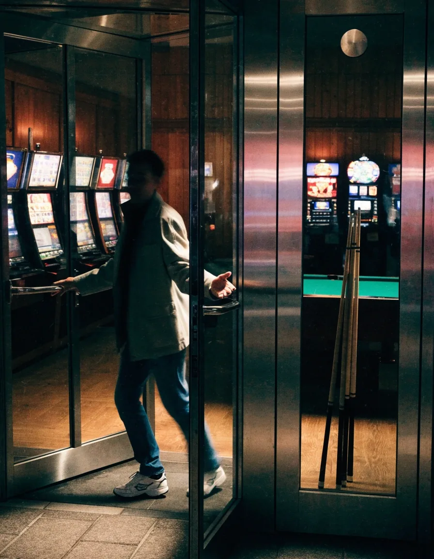 Karten auf grünem Filz mit Roulette im Hintergrund